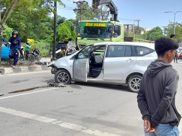 Hilang Kendali, Mobil Hantam Median Jalan Bhayangkara