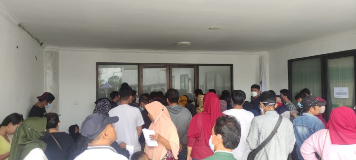 Stok Terbatas, Ratusan Warga Serbu Gerai Vaksin di Stadion Bessai Berinta