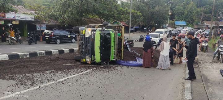 Truk Angkutan Kernel Terbalik di Jalan Cipto Mangunkusumo
