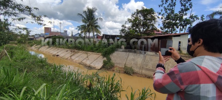 Turap 50 Meter Ambruk dan Masuk Sungai di RT 29 Api-api, Bikin Banjir Makin Parah