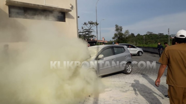 Mobil Terbakar di Gedung Gadis Bontang Lestari