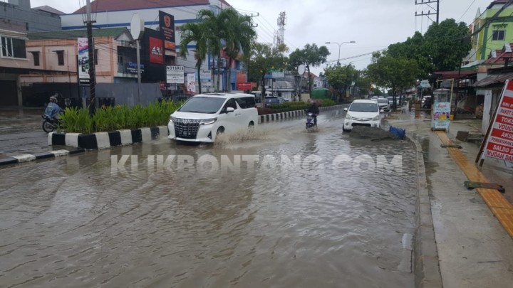 Proyek Drainase di R Suprapto Tanpa Saluran Pembuangan, Air Menggenang saat Hujan