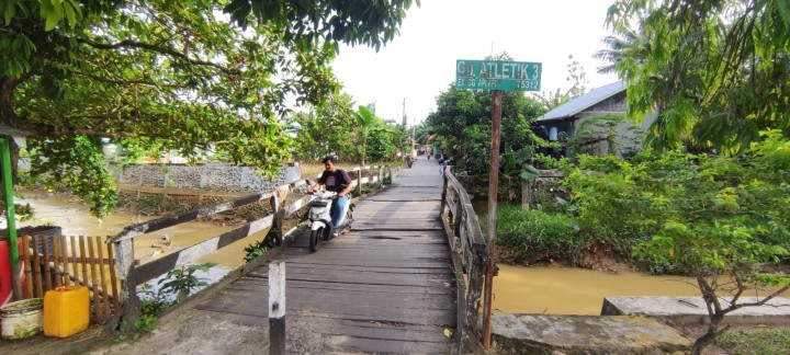 Rusak dan Terancam Ambruk, Warga Api-Api Rogoh Kocek Pribadi Perbaiki Jembatan