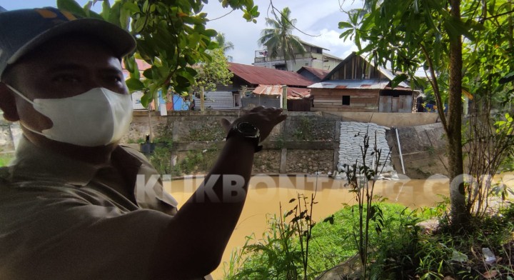 Turap Ambruk di Api-Api Ditangani Darurat, Pakai Tumpukan Karung