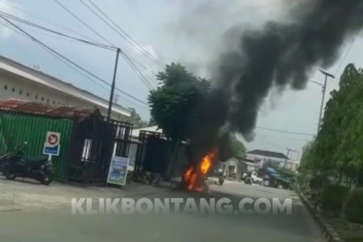 Motor dan Gerobak Tukang Bakso Ludes Terbakar di Loktuan