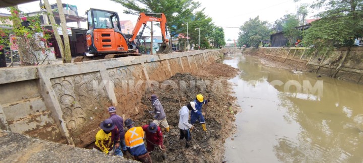 Pantas Banjir Parah, Endapan Lumpur di Sungai Bontang Setebal 3 Meter