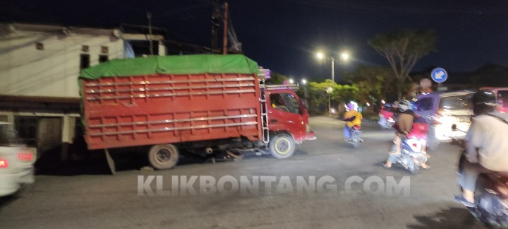 Waspada! Patah Gardan Truk Terhenti di Tanjakan Dekat Polres Bontang