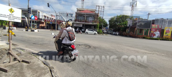 Dikeluhkan Pengendara, Tikungan Simpang 4 Bontang Baru Bergelombang dan Berlubang