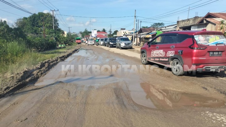 Jalan Poros Bontang Samarinda Macet Panjang karena Jalanan Rusak