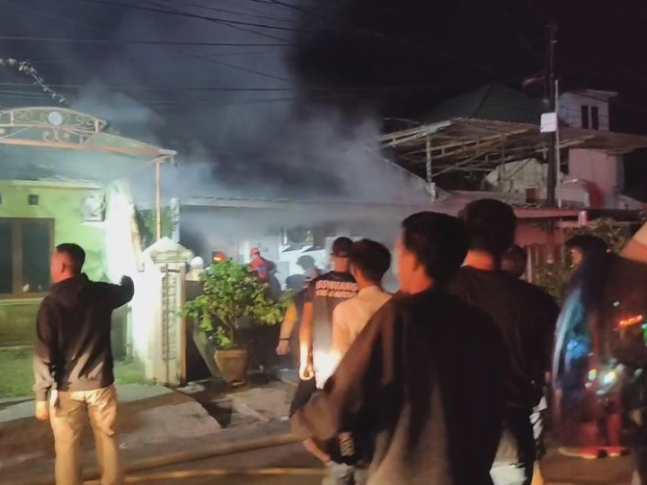 Kebakaran BTN KCY: Sempat Terdengar Suara Ledakan, 1 Petugas Pemadam Siup