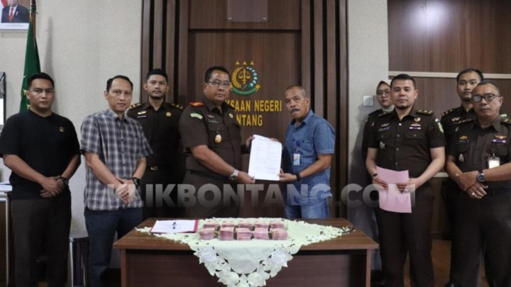 Kejari Bontang Terima Uang Pembayaran Denda Terpidana Korupsi Rp 200 Juta