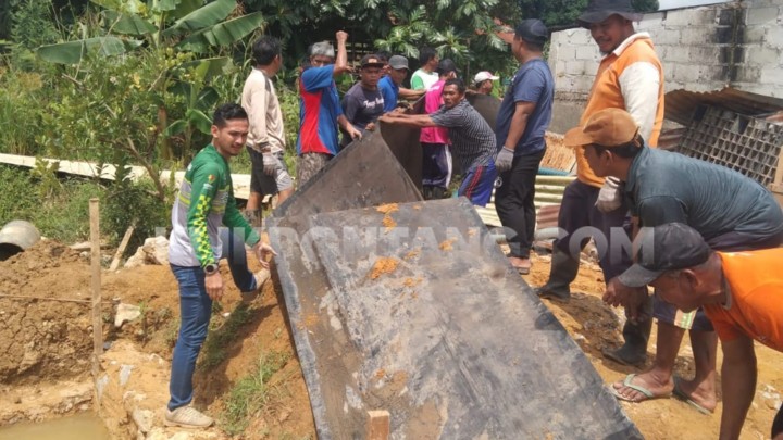 Masih Menunggu Realisasi Program Pemkot, Warga Api-Api Patungan Bangun Turap Darurat