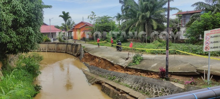Turap dan Jalan Ambruk di Kanaan, Bahayakan Pengendara