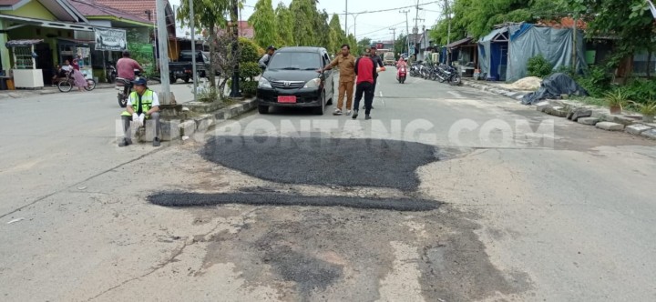 Usai Dikeluhkan, PUPRK Perbaiki Jalan Berlubang di Pintu Masuk Pelabuhan Loktuan