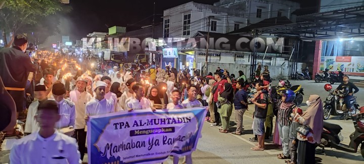 Sambut Ramadhan, Ribuan Peserta Pawai Obor 'Hiasi' Malam Bontang