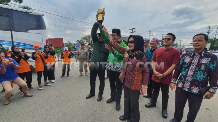 Tiba di Bontang, Piala Adipura Kencana Disambut Meriah Pasukan Kuning dan Warga