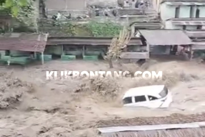 Banjir Bandang Sibolangit, Mobil Terseret Arus Deras Ratusan Meter  