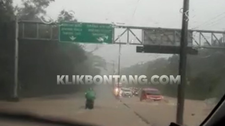 Hujan Lebat Kamis Pagi, Jalan Cipto Mangunkusumo Terendam Banjir 