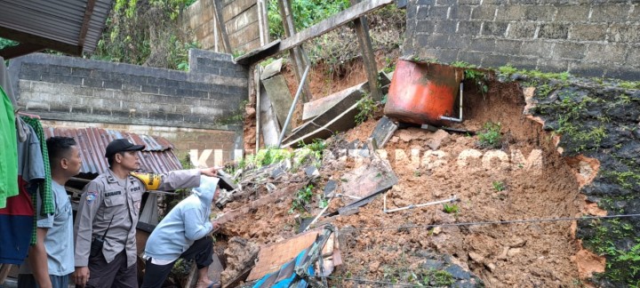 Hujan Lebat Picu 2 Titik Longsor di Belimbing, Rugi Puluhan Juta Penghuni Dievakuasi
