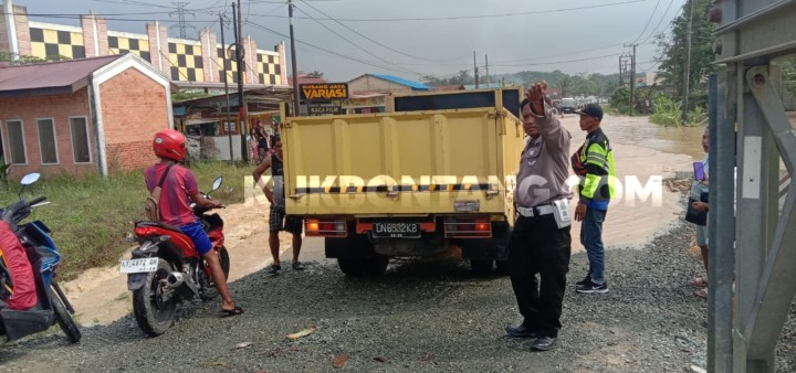 Warga Desa Suka Rahmat Bantu Urai Kemacetan di KM 5 Poros Bontang - Samarinda