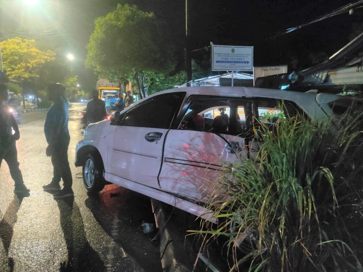 Avanza Putih Dihantam Truk di Tanjung Laut, Mobil Ringsek