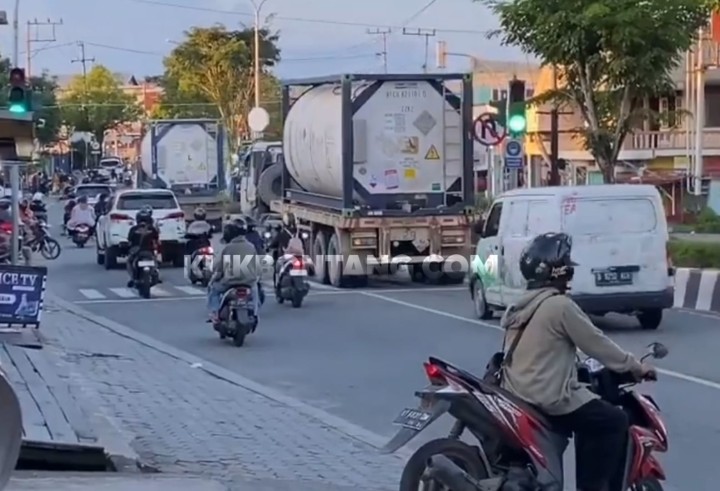 Truk Tangki dan Trailer Bebas Melintas di Luar Jam Operasi Tanpa Pengawalan Polisi
