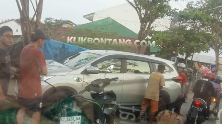 Mobil Tabrak Pohon di Jalan KS Tubun, Korban Dilarikan ke Rumah Sakit