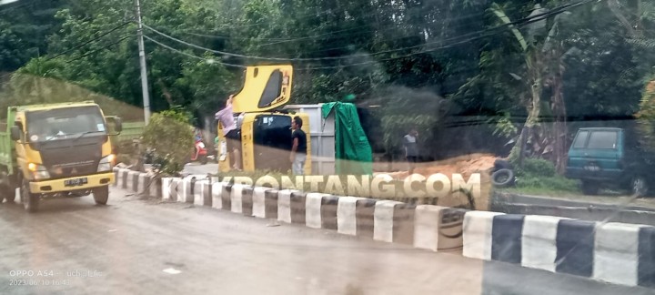 Tabrakan Beruntun di Tanjakan KM 6 Bontang, 1 Truk Terguling