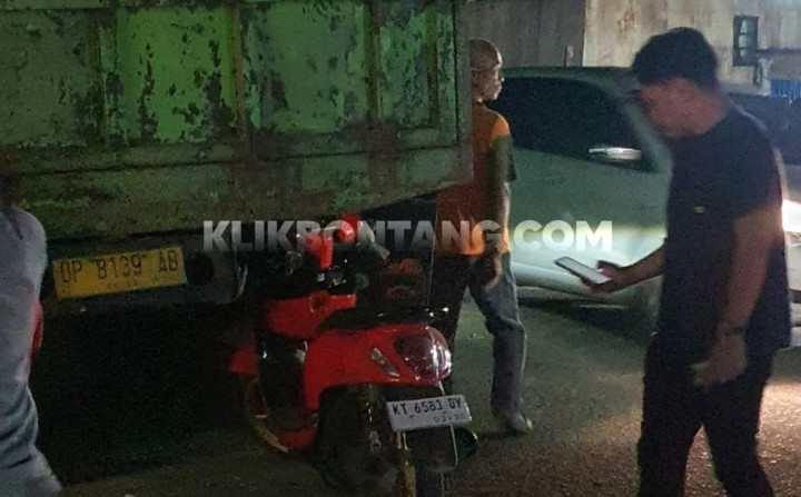 Tabrakan di Bukit Indah; Motor Dikemudikan Ibu-ibu Nyungsep ke Kolong, Alami Luka Parah