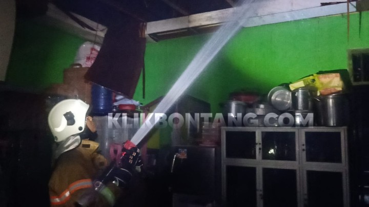 Api Sudah Membesar saat Muhtar Terlelap, Rumah di Berebas Tengah Nyaris Ludes Terbakar