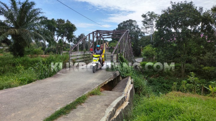 Jalan Amblas di RT 21 Gunung Telihan, Akses Ditutup untuk Kendaraan Roda 4