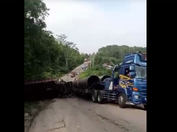Poros Bontang-Samarinda Macet Total, Truk Terguling dan Trailer Pengangkut Pipa Nyangkut di KM 27