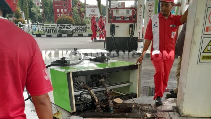 Selang Masih Nyangkut di Mobil Usai Isi BBM, Mesin Pengisian SPBU Kopkar PKT Ambruk