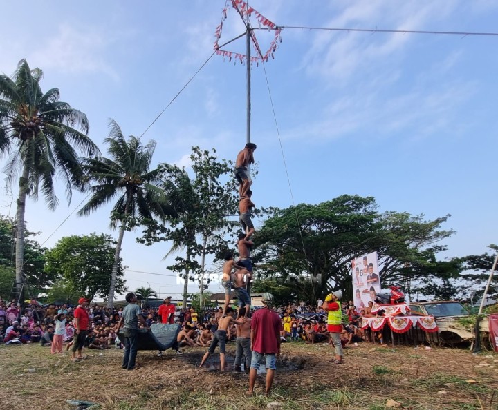 Seronoknya Lomba Panjat Pinang di Bontang Kuala, Hari Puncak Digelar Besok