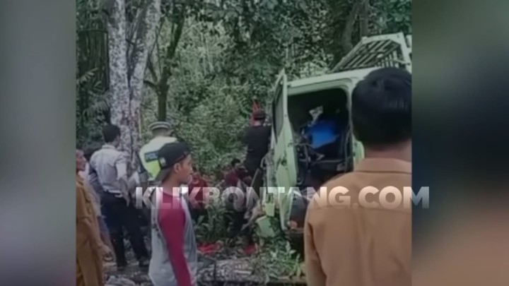 Truk Tabrak Pohon di Poros Bontang-Samarinda, Supir Terjepit