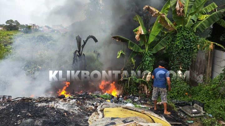 Asap Hitam Membumbung Tinggi di Pisangan Bikin Warga dan Petugas Panik