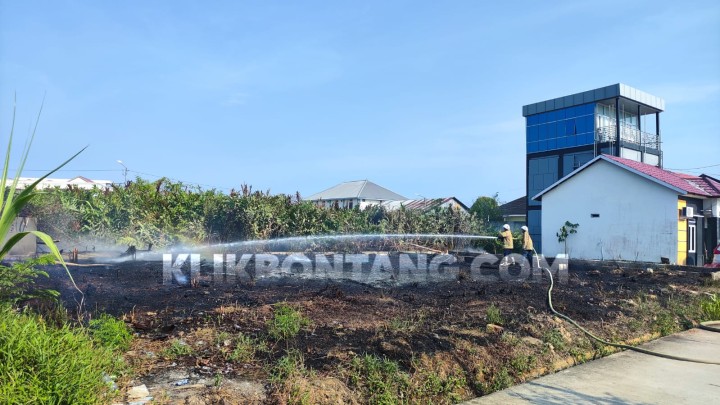Lahan Kosong Terbakar di Atletik 8, Nyaris Sambar Rumah Warga