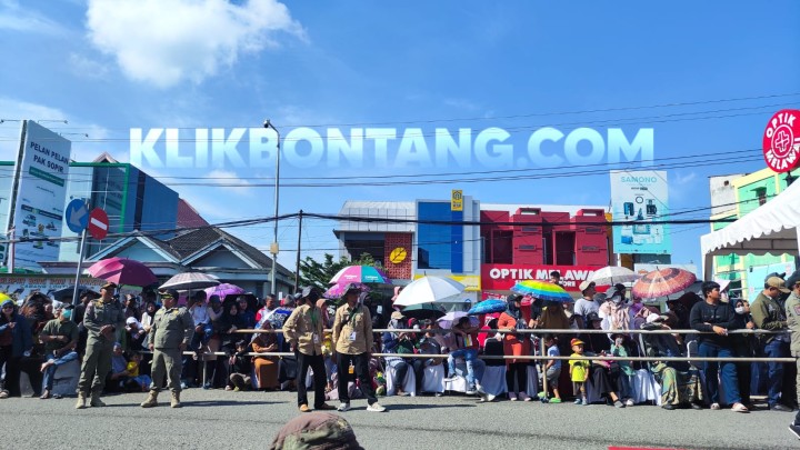 Cuaca Terik Tak Surutkan Antusias Penonton Bontang City Carnival, Sudah Siapkan Payung