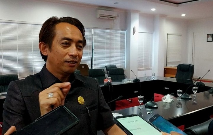 Rustam Minta Pemkot Segera Distribusikan Motor RT