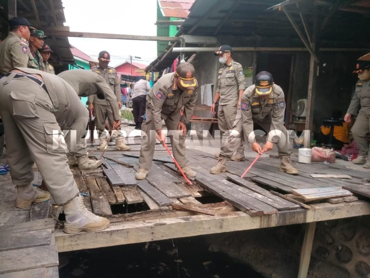 Satpol PP Bongkar Bangunan yang Berdiri di atas Parit Jalan Atletik 22
