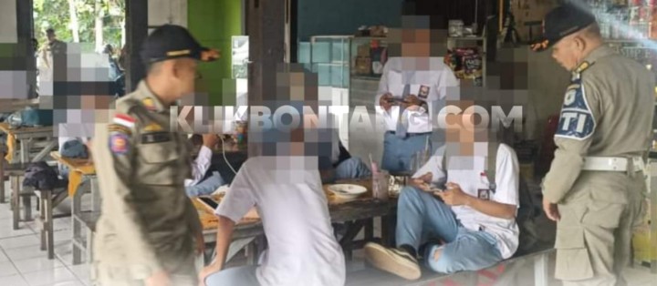 Satpol-PP Bubarkan Pelajar yang Nongkrong di Pujasera BSD Saat Jam Pelajaran