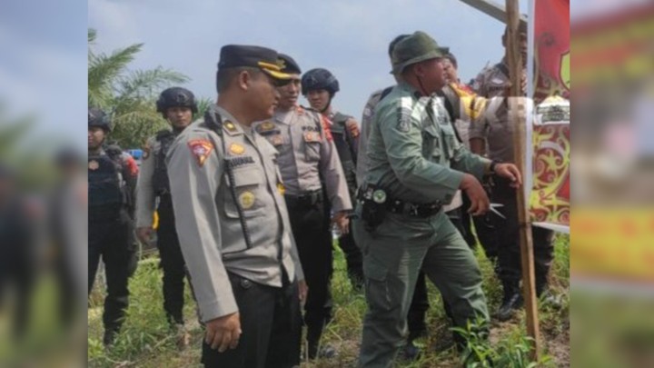 Tim Gabungan Turunkan Spanduk Ormas di Lahan Hutan Lindung Bonles
