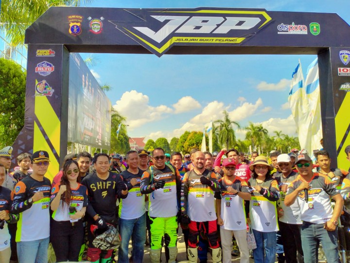 Wabup Kasmidi Bulang Lepas 1.200 Peserta Jelajah Bukit Pelangi  