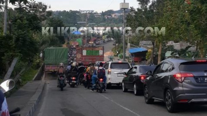 Antrean Truk BBM di SPBU Kilo 3 Dikeluhkan, Sebabkan Pelajar Telat hingga Korban Kecelakaan