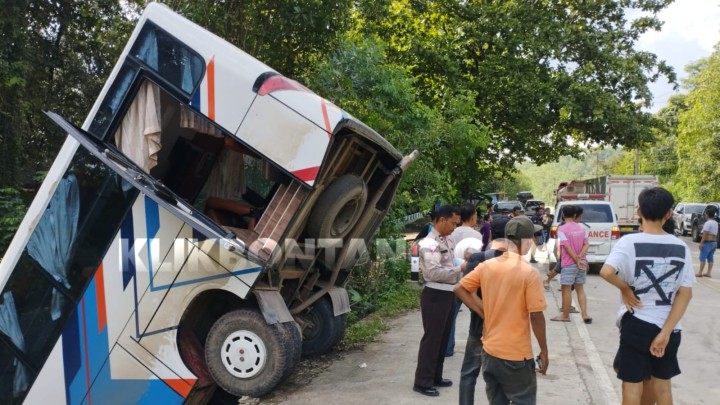 Bawa Penumpang 15 Orang, Bus Tabrak Truk Parkir di Sangkima