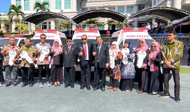 Bupati Ardiansyah Serahkan 6 Ambulance untuk Pelayanan Puskesmas