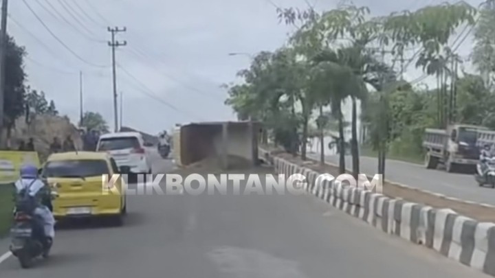 Hati-Hati! Ada Truk Terbalik di Tanjakan dekat RSUD Taman Husada Bontang