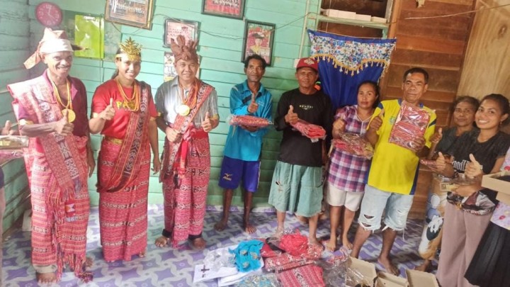 Lestarikan Budaya, Joni Salurkan Bantuan Baju Adat Bei Mau Malaka di Desa Tepian Baru