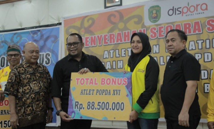 Penuhi Komitmen, Wabup Kasmidi Serahkan Bonus Atlet Peraih Medali di Popd VXI Paser