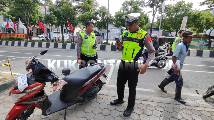 Kecelakaan di Depan Kantor Dispopar Bontang, Korban Bercucuran Darah